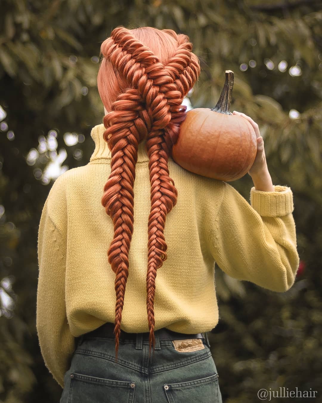 coda di cavallo intrecciata con capelli di zenzero di Halloween