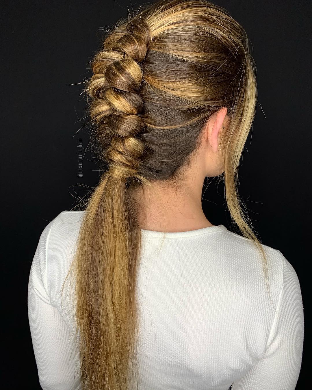 penteado com rabo-de-cavalo entrançado infinito