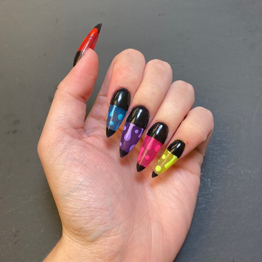 lâmpada de lava unhas multicoloridas