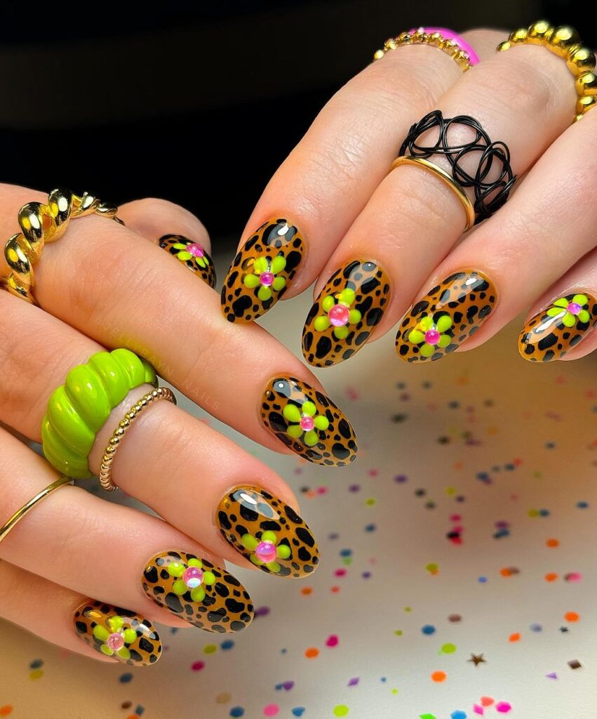 Unhas com estampado de leopardo