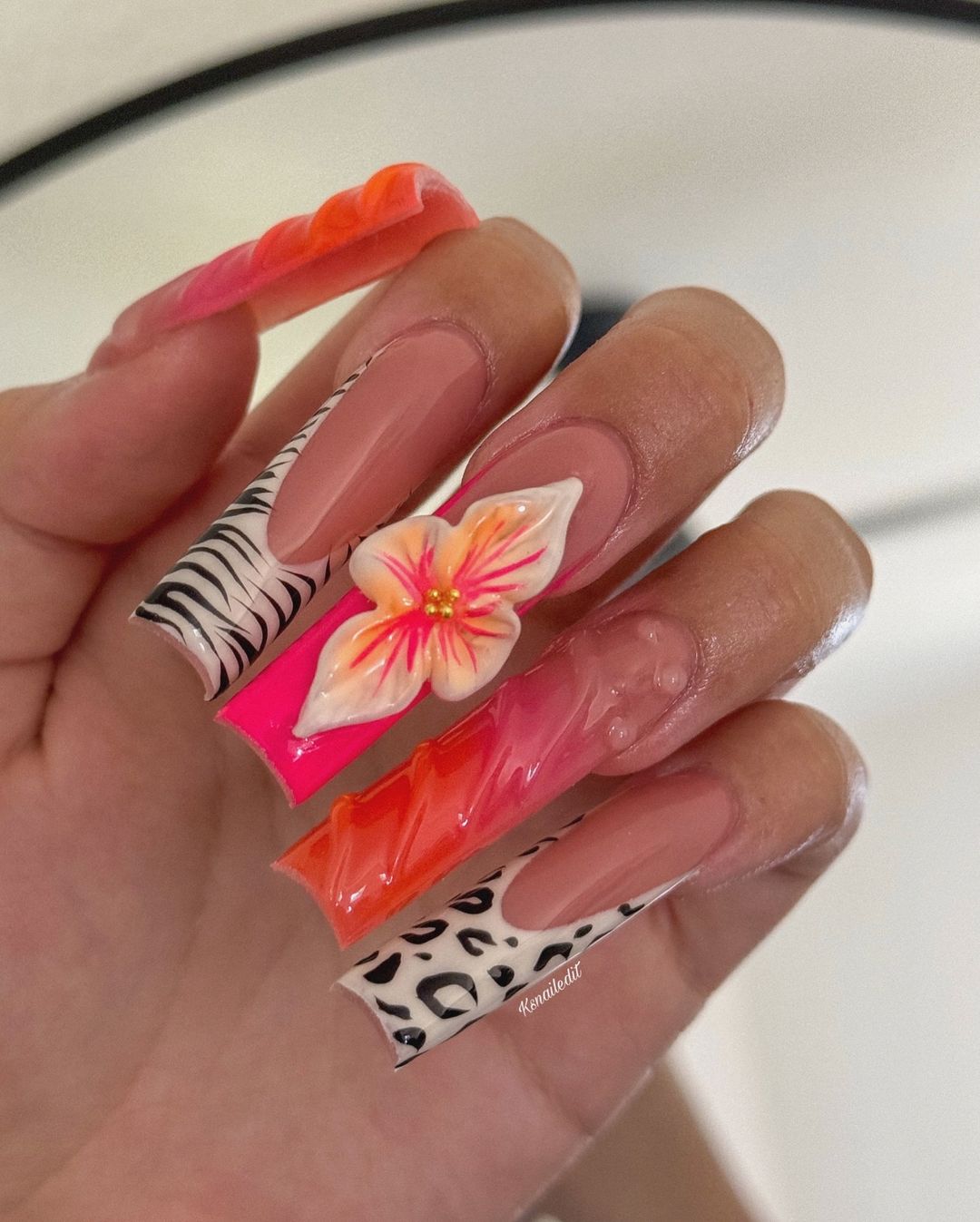 unhas compridas e elegantes em néon