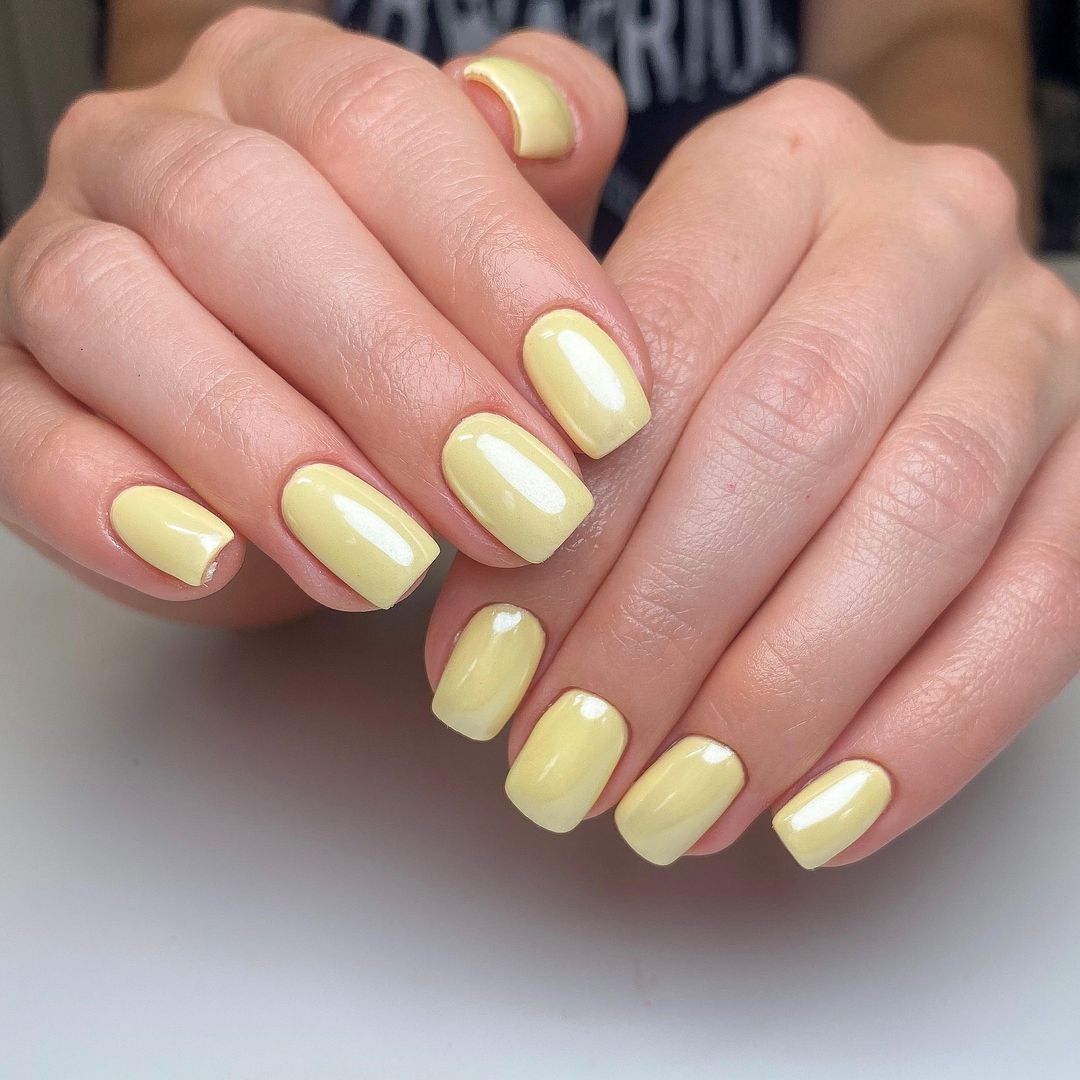 unhas luminary amarelo manteiga