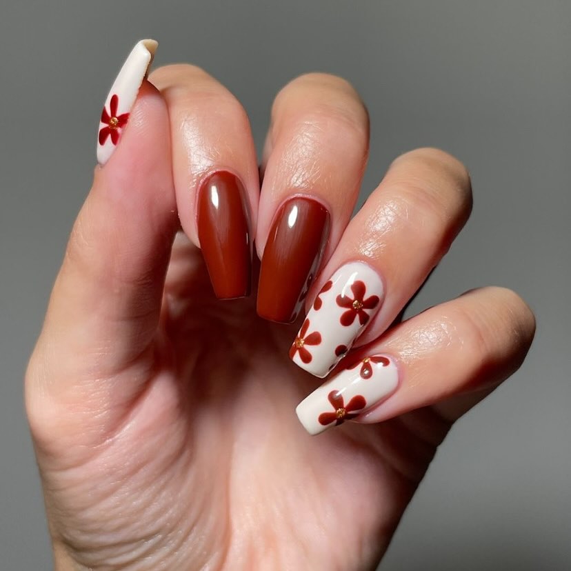 Uñas de otoño rojo caoba