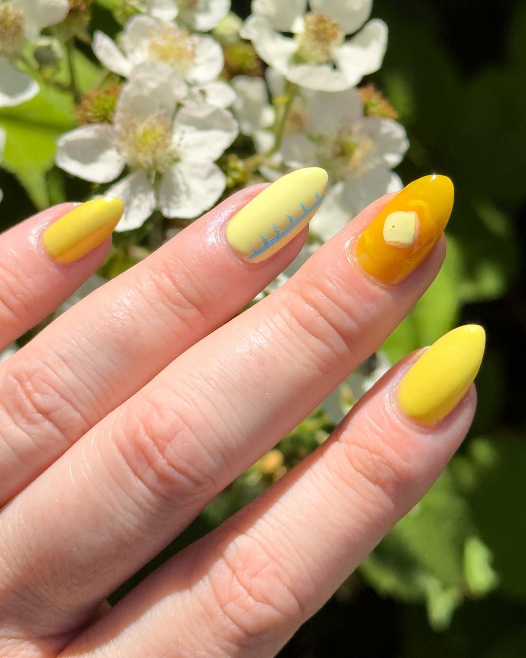 desenho de unhas amarelo manteiga derretida