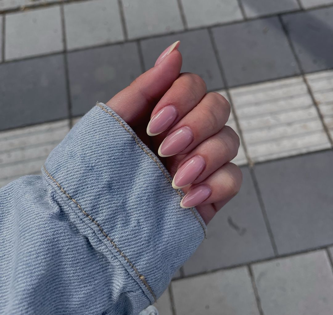 micro manicura francesa amarillo mantequilla