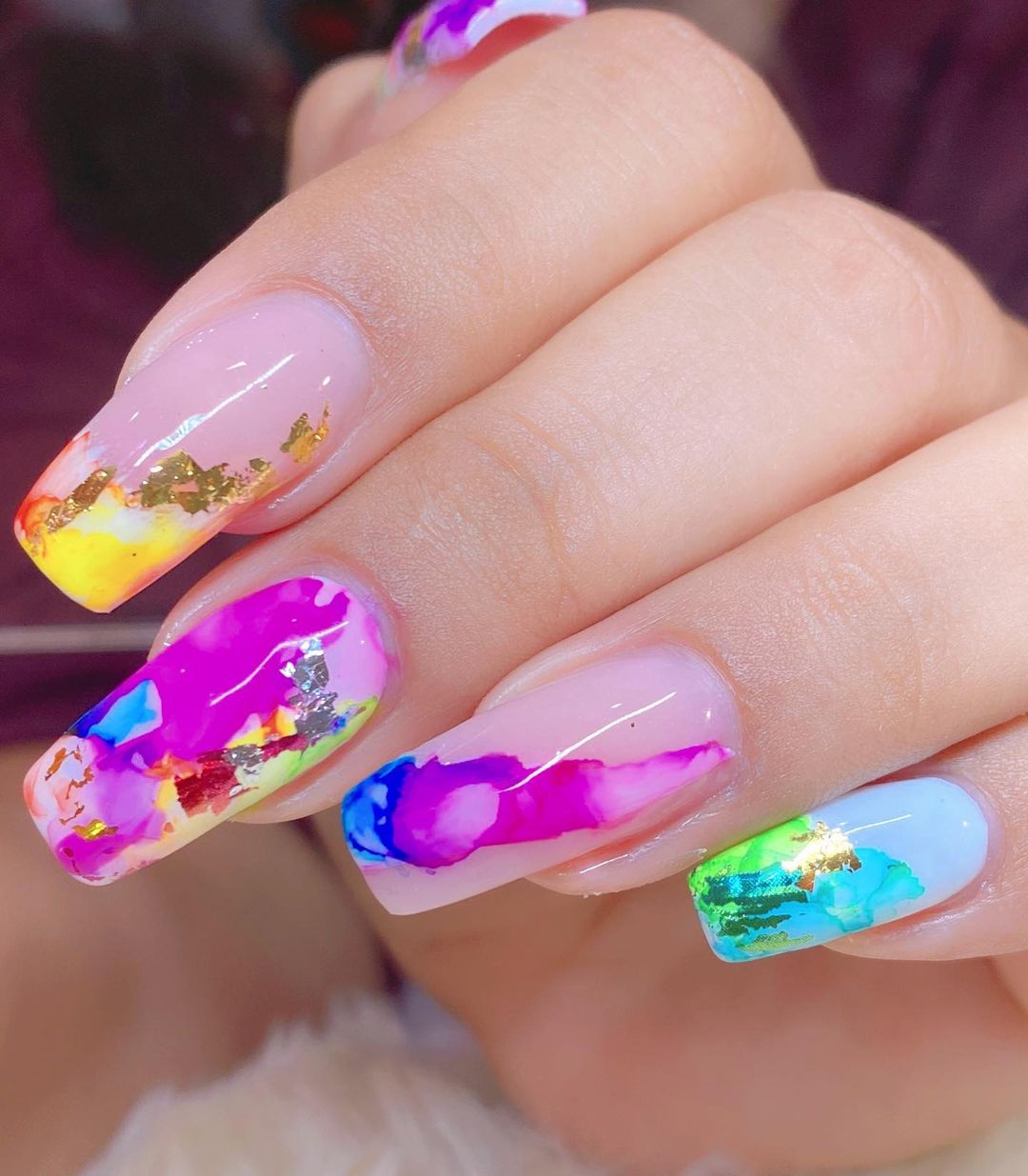 unhas aquareladas multicoloridas