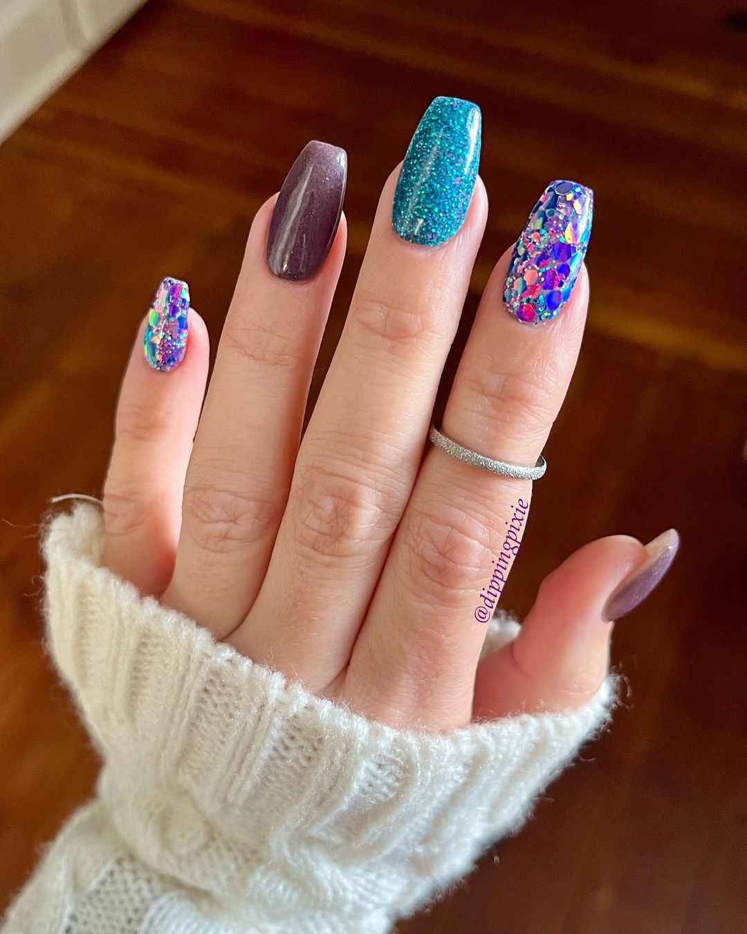 unhas de imersão em pó multicoloridas