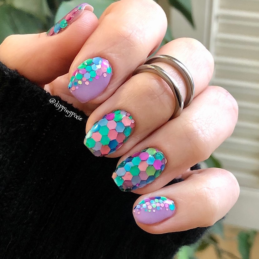 unhas com purpurinas multicoloridas