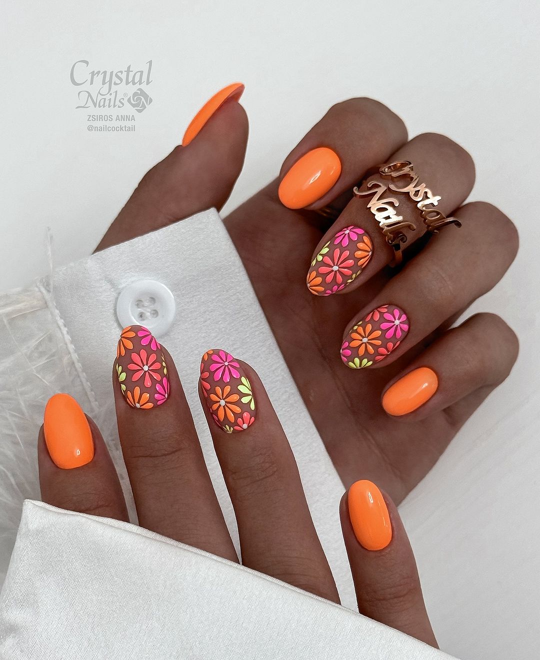 design de unhas neon floral natural