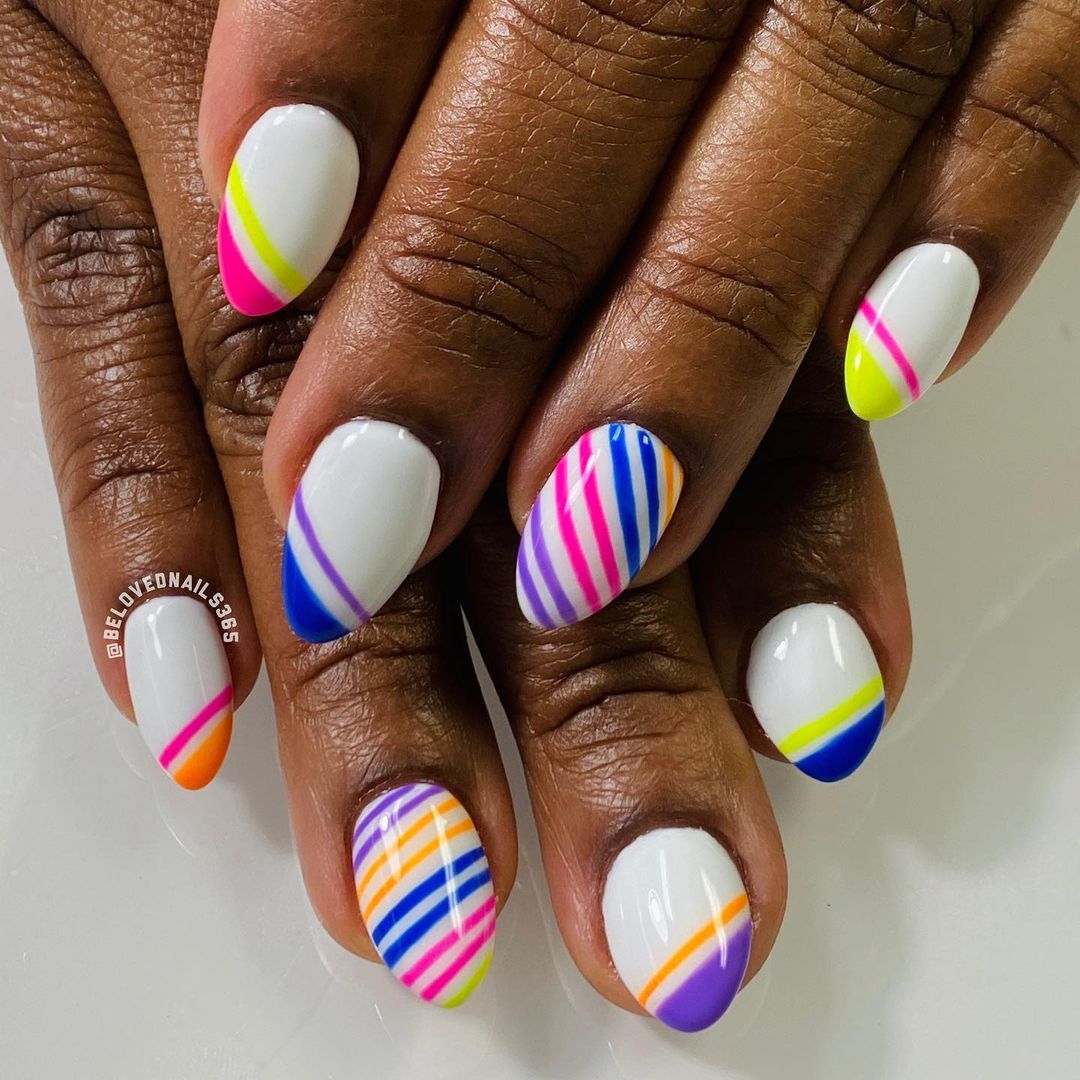 uñas multicolores brillantes de neón