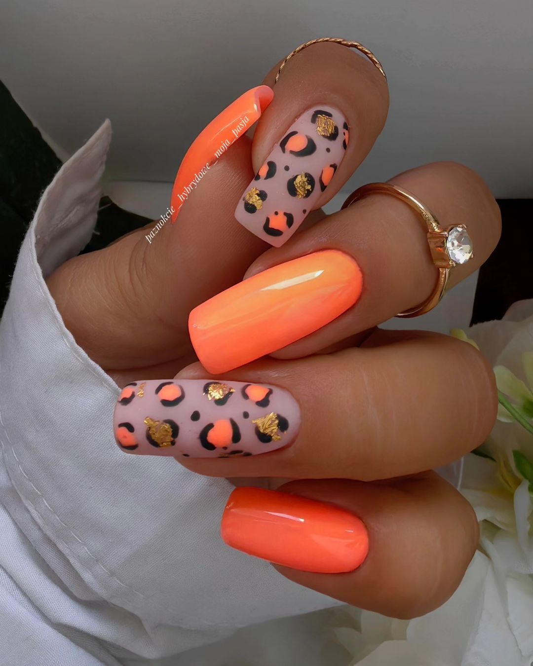 design de unhas rosa néon e laranja mate