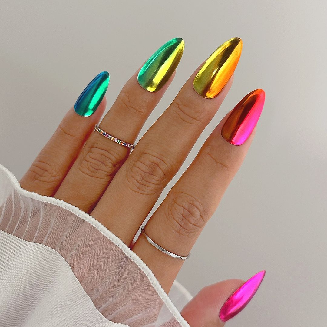 design d'ongles chromé arc-en-ciel néon