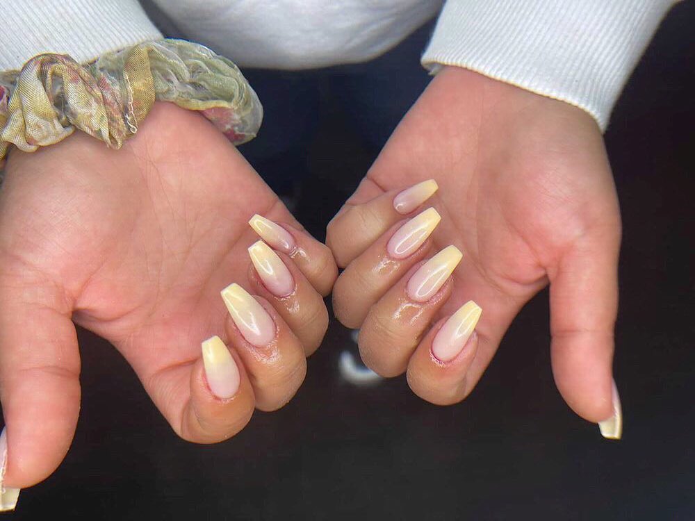 unhas amarelo manteiga ombre