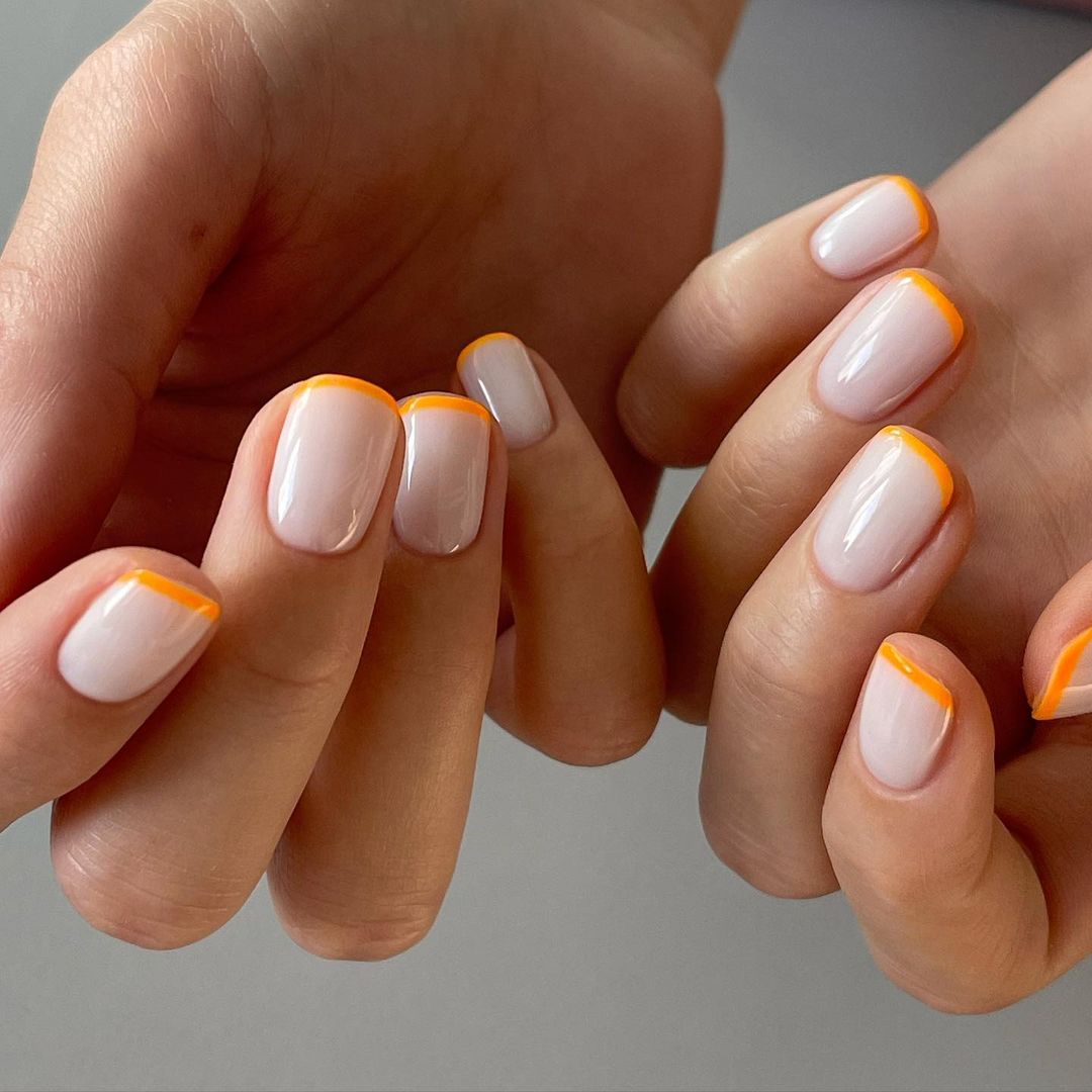 micro manicure francesa em tons pastel de laranja