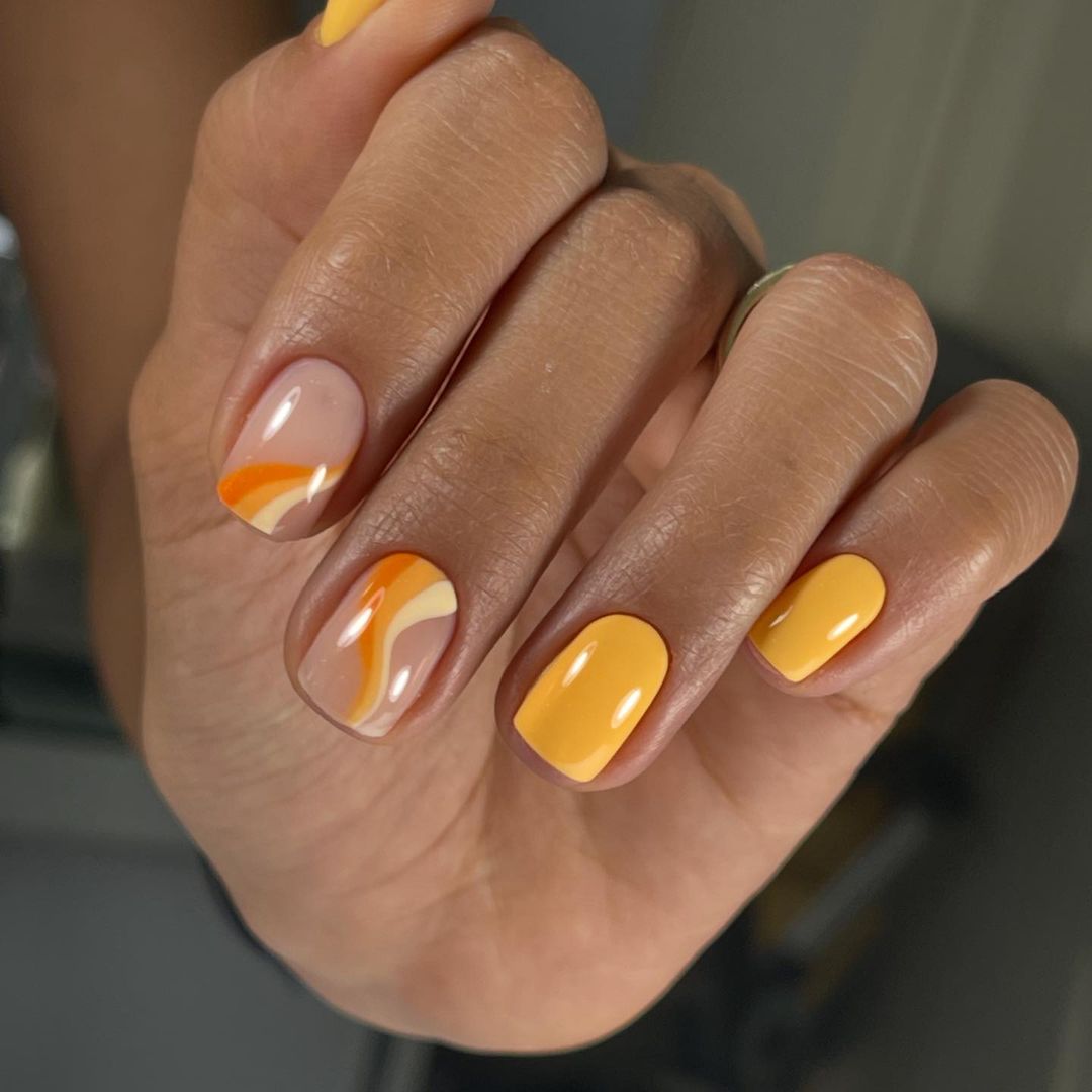 Ongles à chute courte en forme de tourbillon d'orange