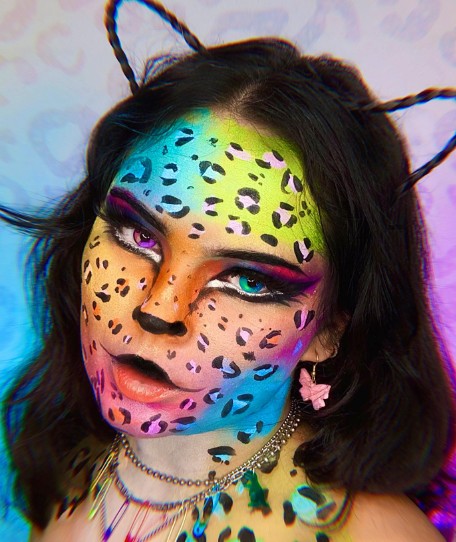 Maquillage de chat trop coloré