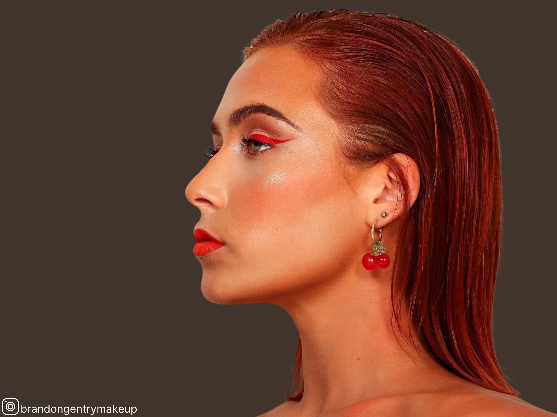 Pintar a cidade de vermelho com estes looks de eyeliner vermelho atrevidos e ferozes