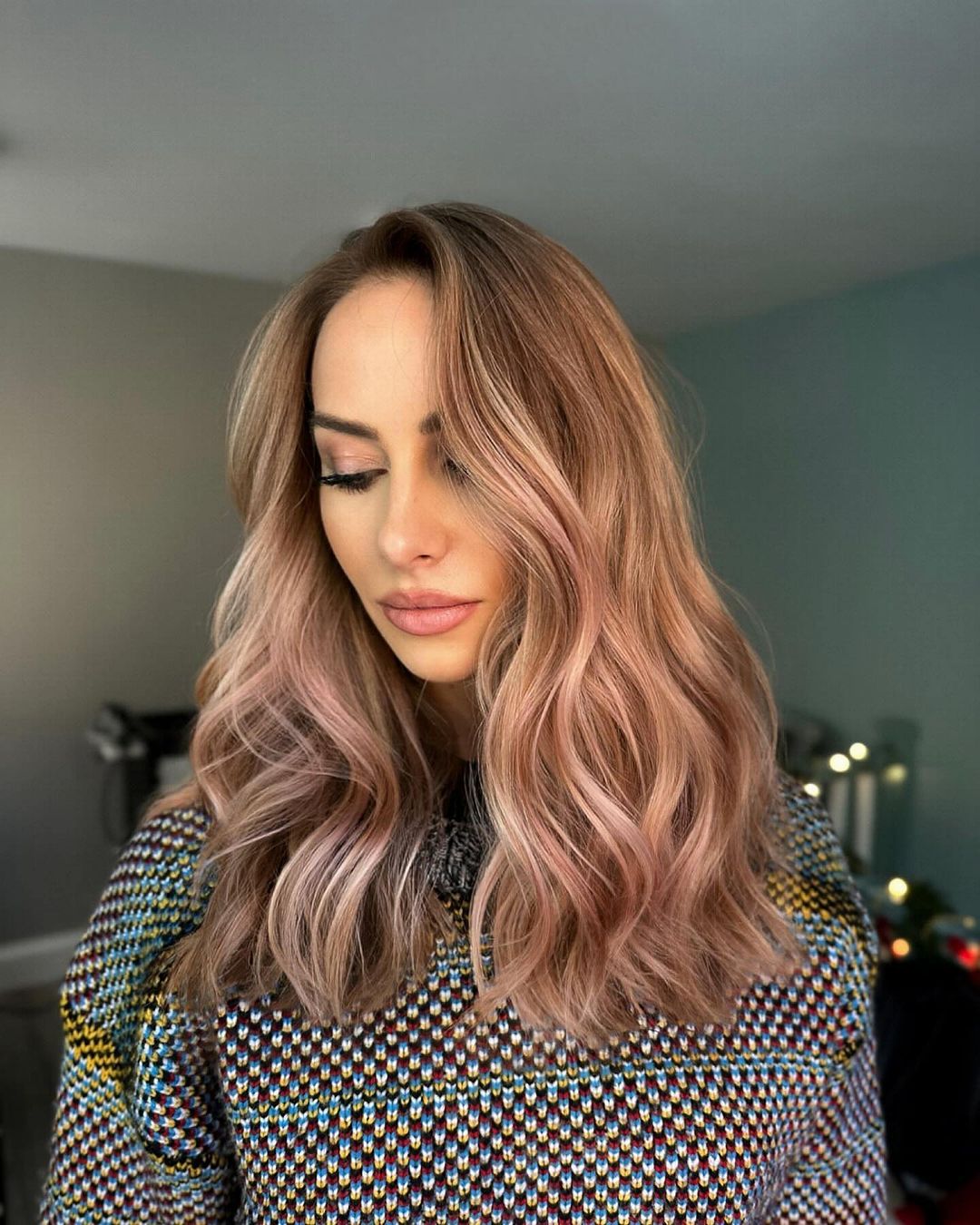 idea de color de pelo con toques pastel para morenas