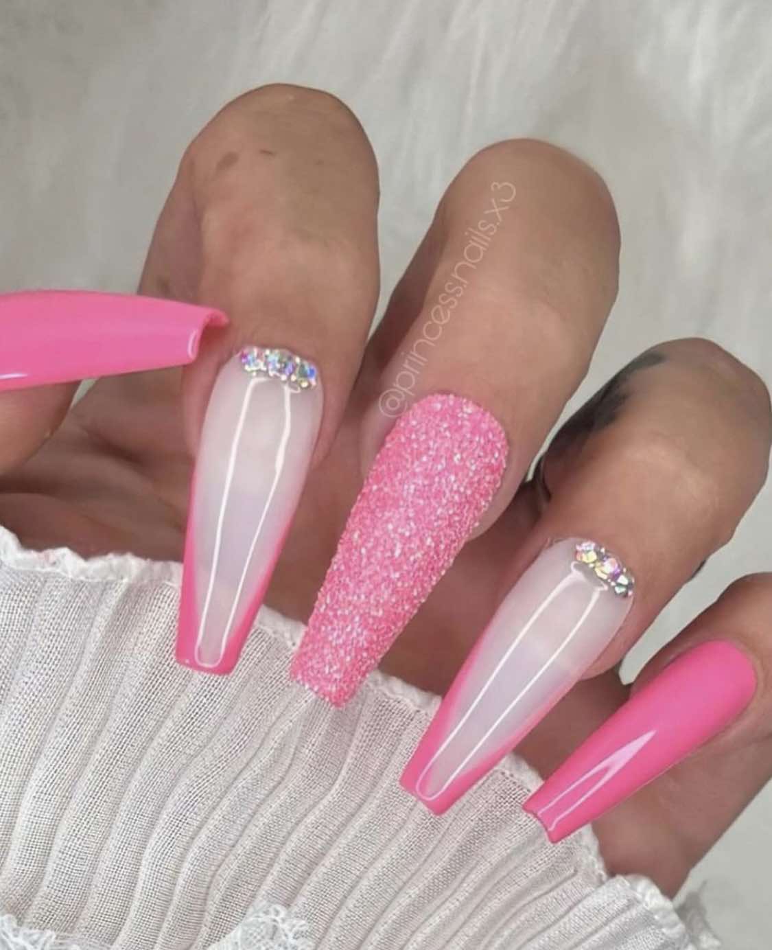 Unhas brilhantes de bailarina cor-de-rosa