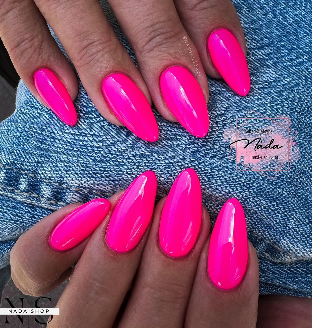 Diseño de uñas rosa neón