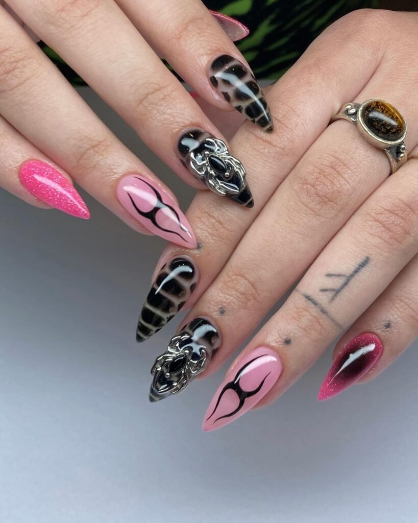 Unhas de estilete cor-de-rosa e com aranha