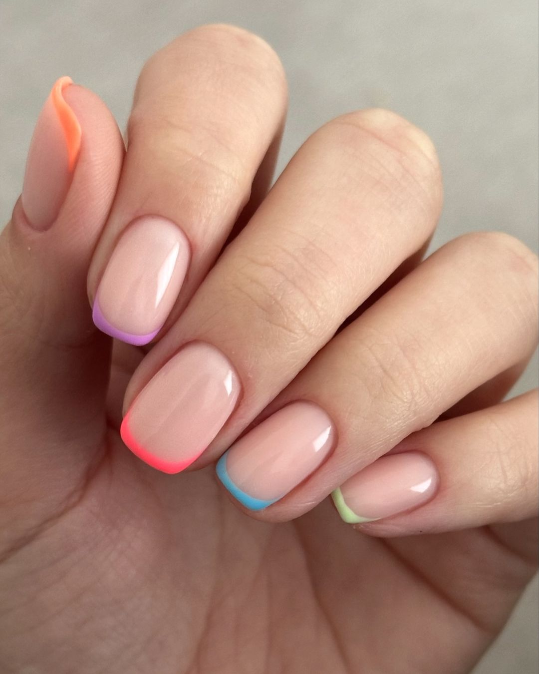 unhas neon de ponta francesa simples