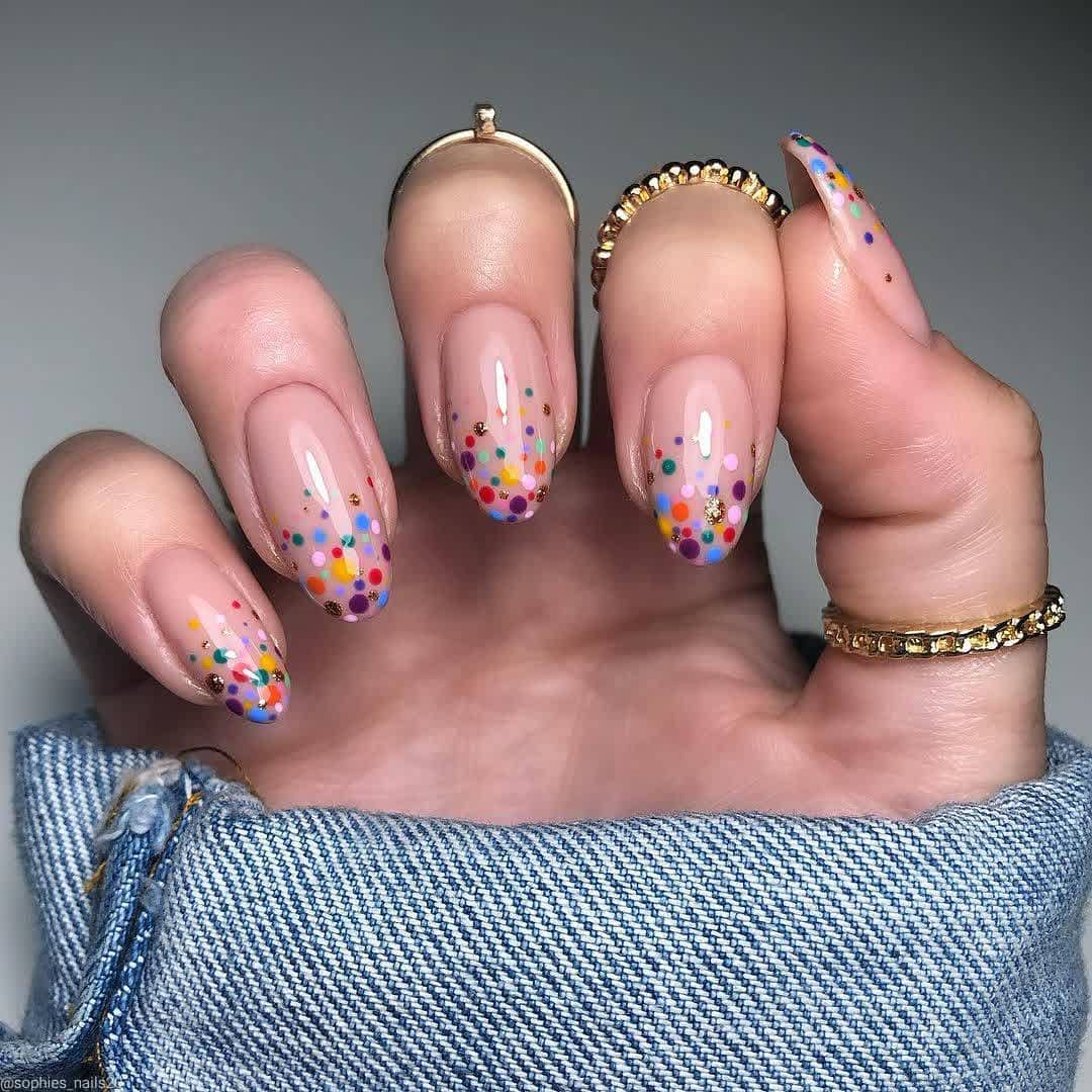 unhas de bolinhas multicoloridas