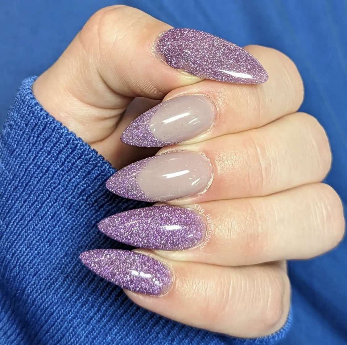 Ongles pailletés violet-amande