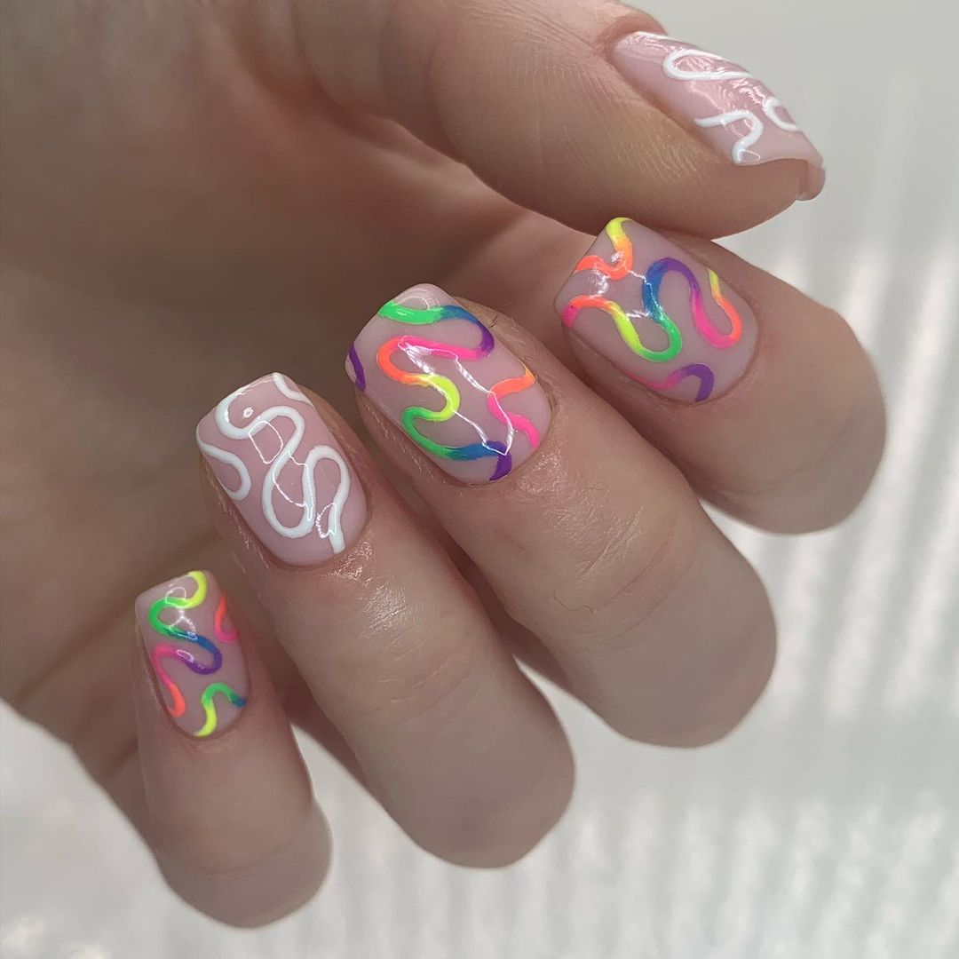 uñas en espiral arco iris