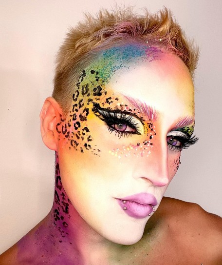 Maquillaje arco iris vibrante