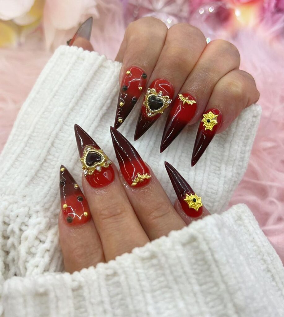 Uñas rojas con negro y dorado