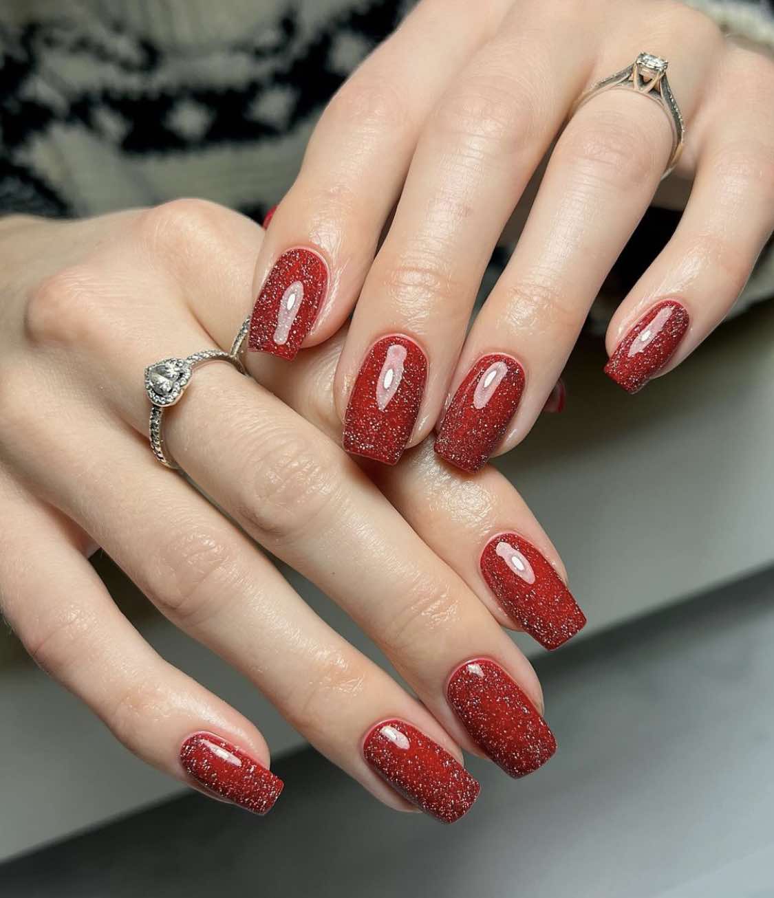 Ongles pailletés carrés rouges