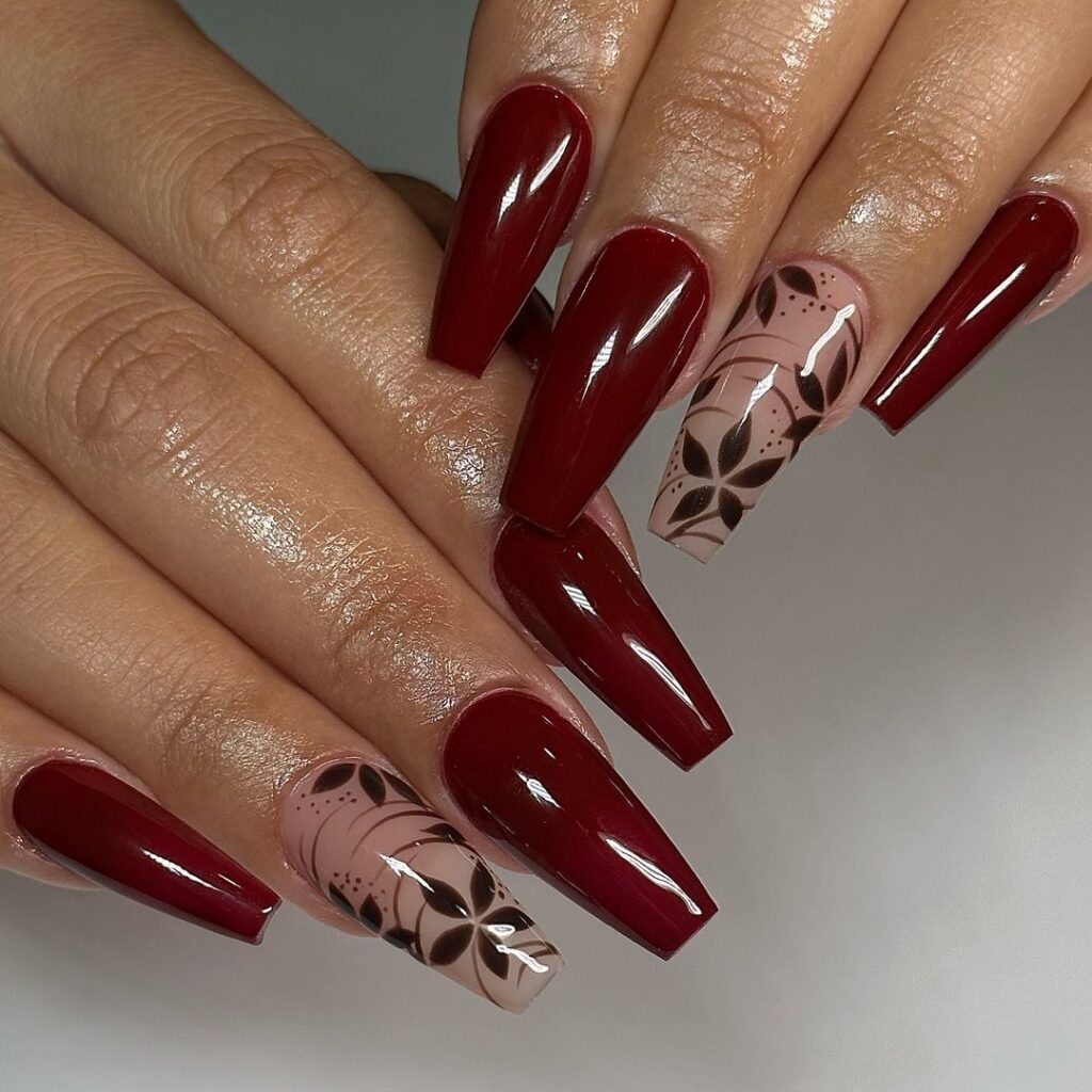 Unhas com flores de vinho tinto