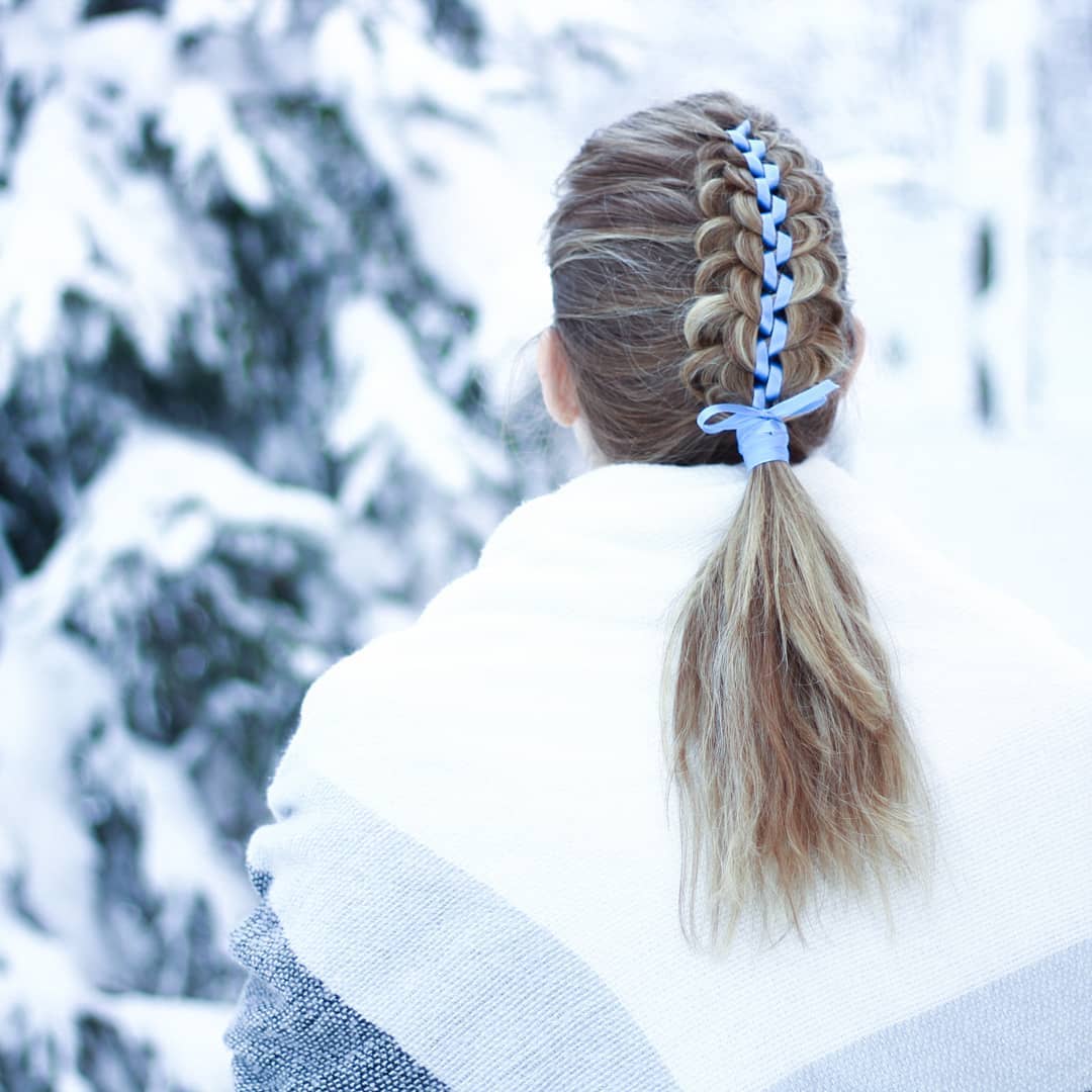 penteado com rabo-de-cavalo entrançado com fita