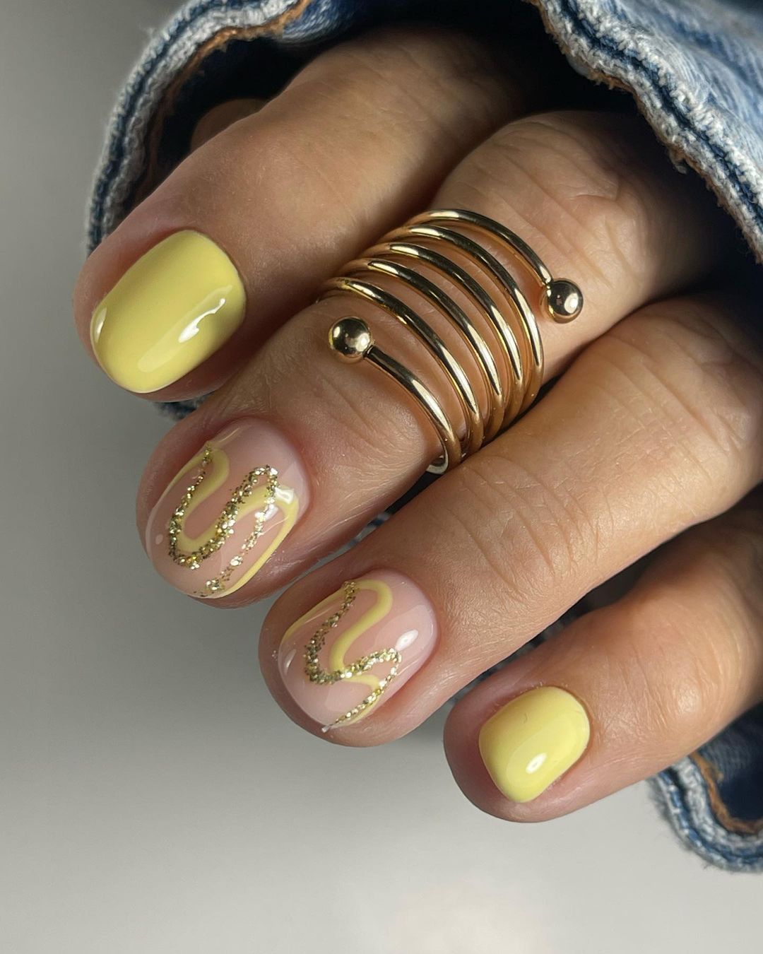 uñas cortas swirl amarillo mantequilla