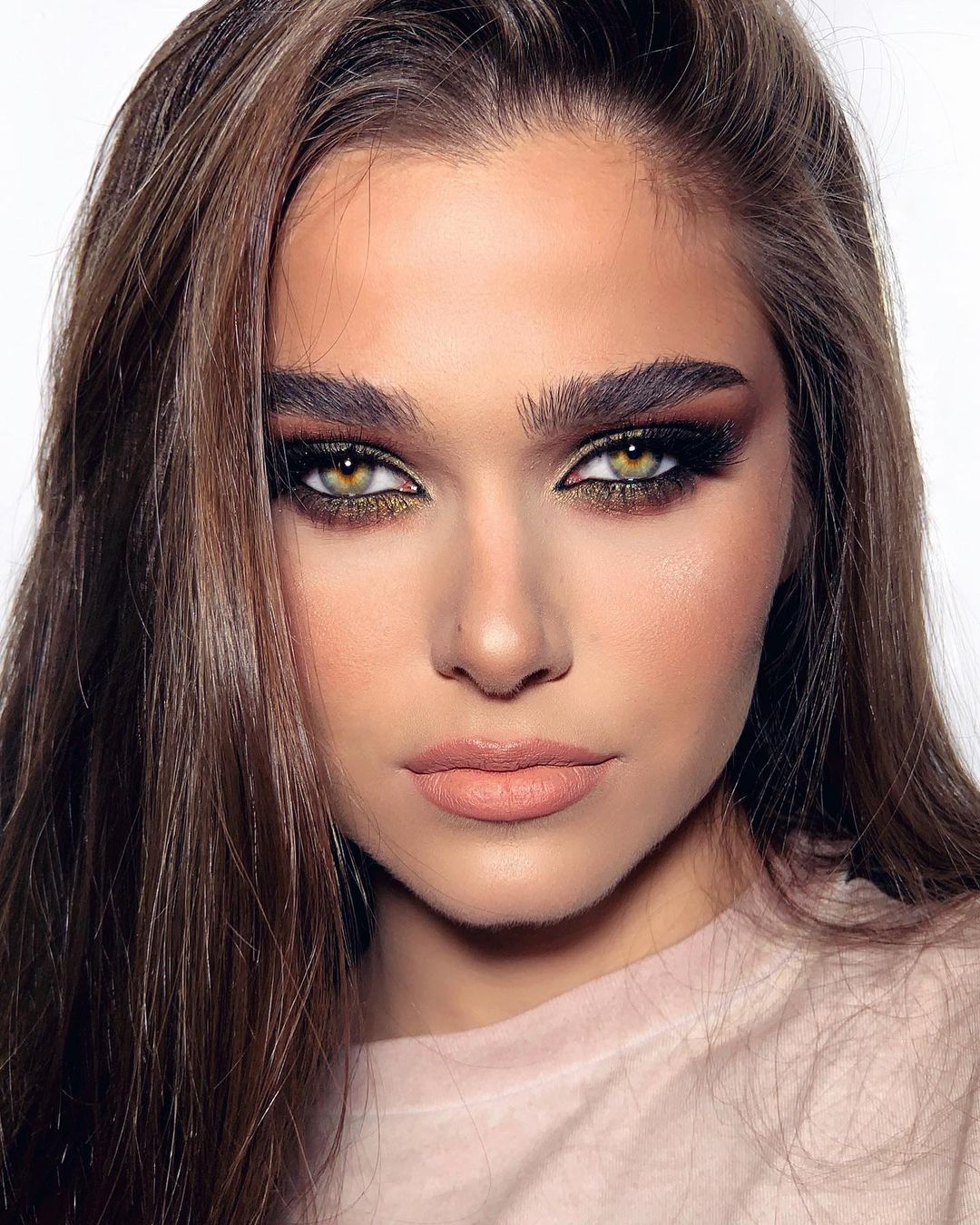 Maquillage smokey glam pour les yeux verts