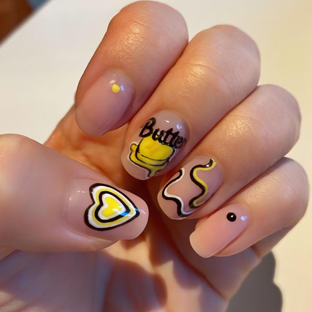 ongles jaunes lisses comme du beurre