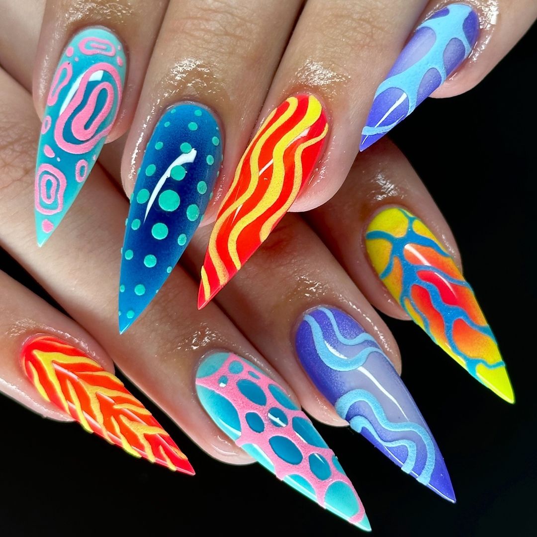 ongles stiletto multicolores pour l'été