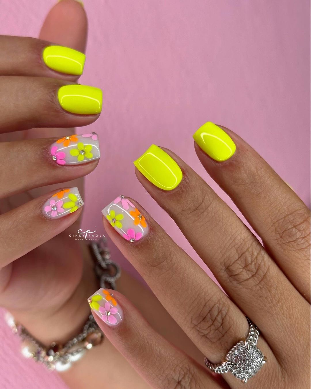 diseño de uñas sunburst floral neon