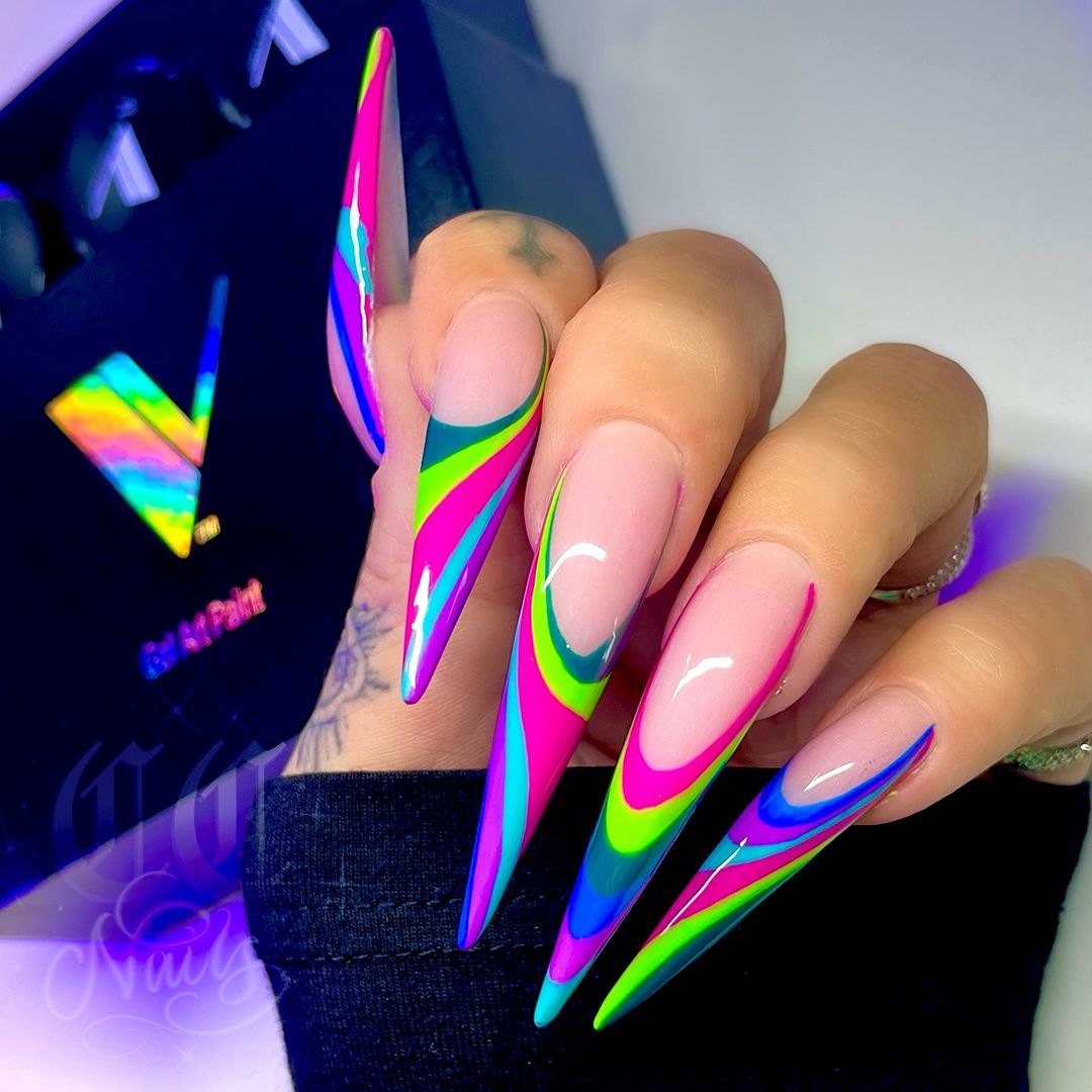 unhas swirl stiletto neon