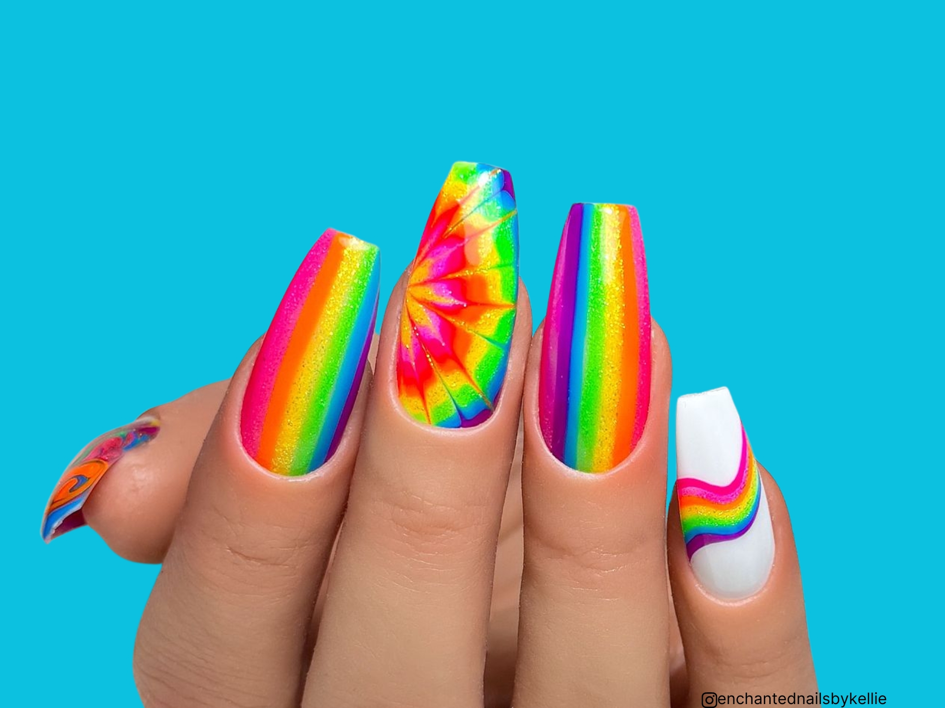 Os últimos 25 designs de unhas de néon que estão a voltar