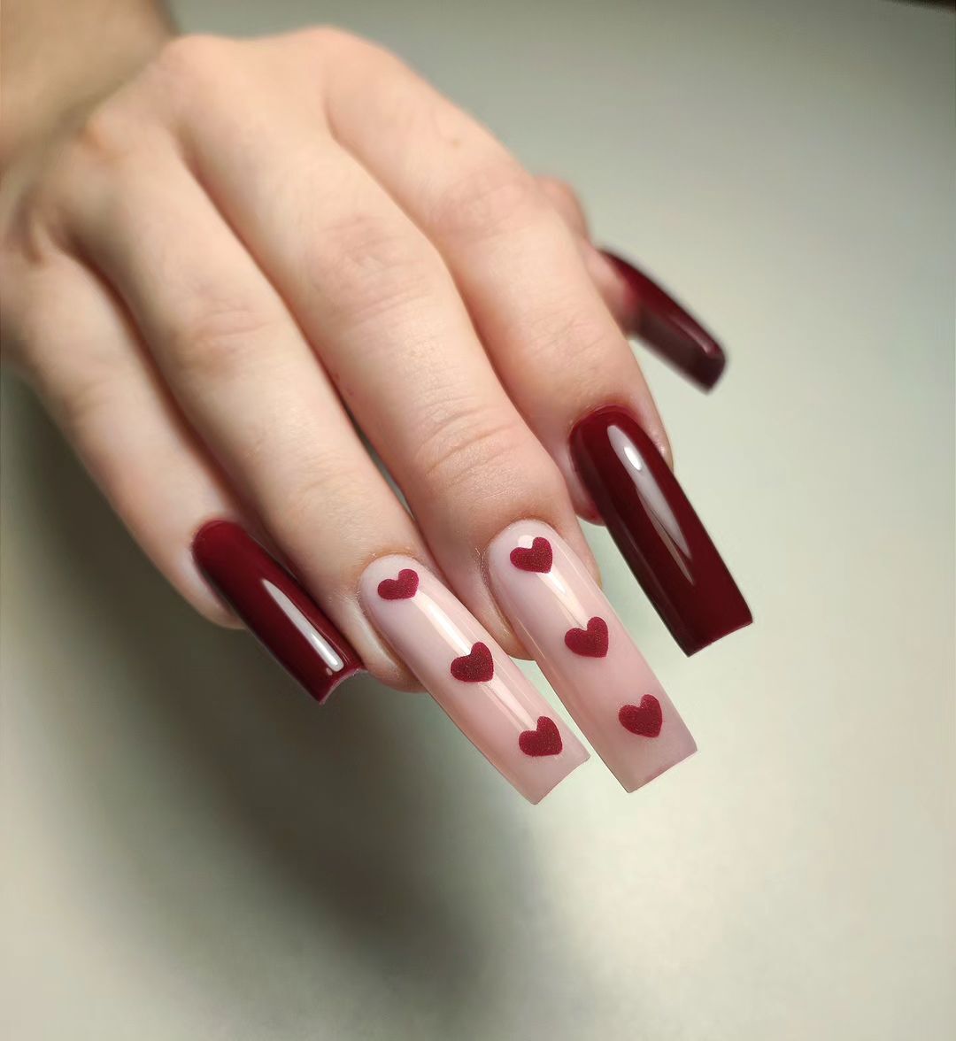 ongles romantiques à la cerise noire pour la Saint-Valentin