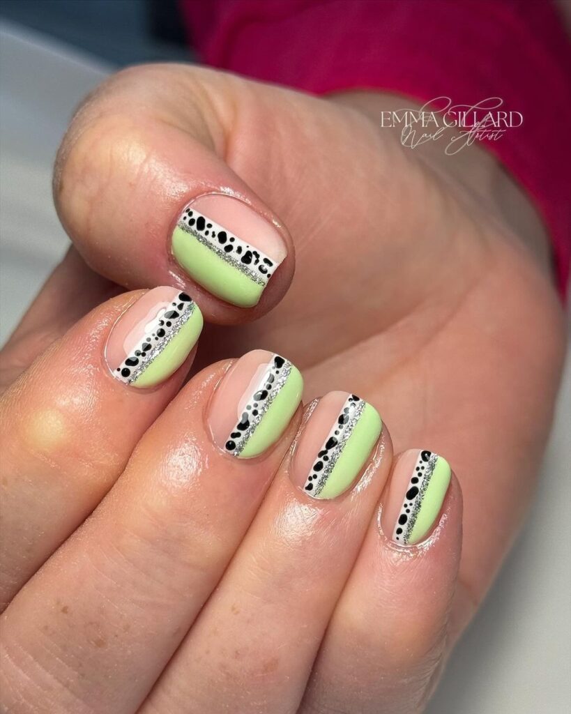 ongles verts à motif animalier