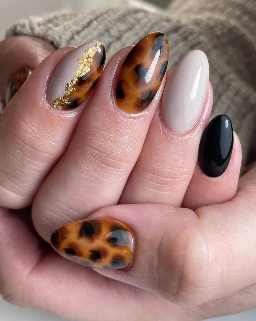 unhas de outubro com estampado animal