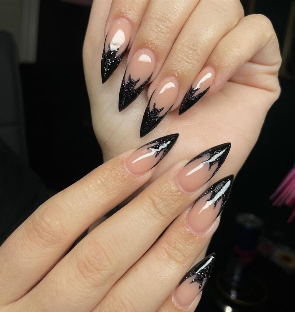 unhas assustadoras com brilhantes pretos