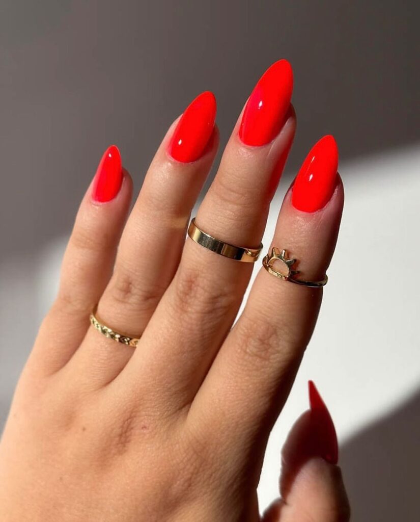 unhas de transição do verão para o outono em vermelho clássico amendoado