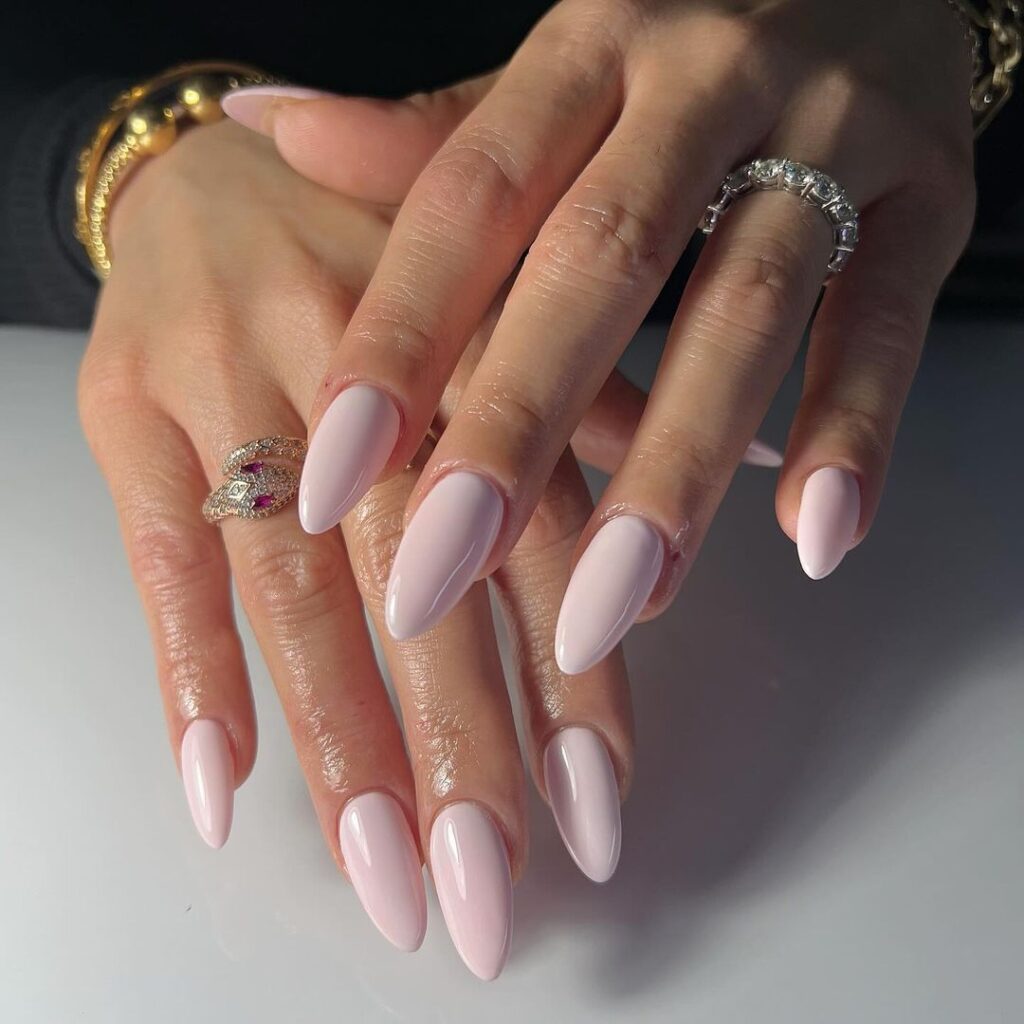 unhas de transição do verão para o outono em branco leitoso e com classe