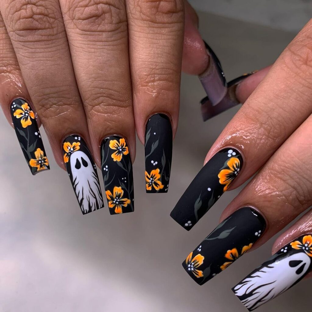 uñas espeluznantes con flores