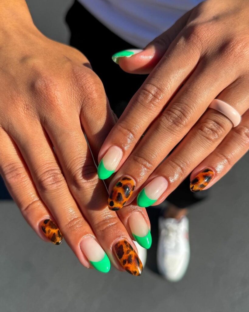 manicura verde y animal print de verano a otoño