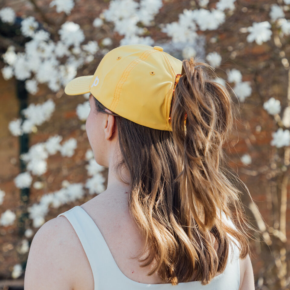 moitié haut moitié bas coiffure de golf à pinces avec casquette